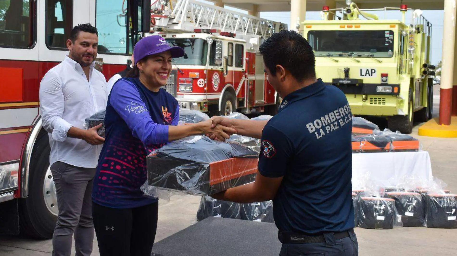 entregando equipo a bomberos de la paz